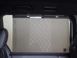 セカンドシートの窓ガラスには日よけのシェードを装備しています。強い日差しのカットに、プライバシー対策としても重宝します。