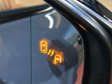 【ブラインドスポットモニター】走行中、ドアミラーの死角になりやすい箇所に後続車が接近するとサイドミラーのレンズに警告を表示!ドライバーに注意喚起をしてくれます。