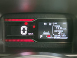 視認性の高いメーターで、運転に必要な情報をしっかり確認できます。デジタル表示で、走行距離や燃費などのデータも一目で把握可能。