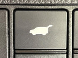 【パワーバックドア】スマートキーや運転席のボタンを押すだけでリアゲートが自動で開閉します!荷物を持っている時や、高い位置にあるバックドアを閉める際に便利な機能です♪
