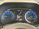 視認性の高いメーターで、運転に必要な情報をしっかり確認できます。デジタル表示で、よりスマートな印象ですね。運転状況が一目でわかります。
