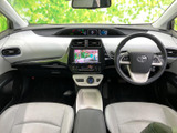 運転席周りは、シンプルで操作性に優れています。広々とした空間で、快適な運転をサポートします。