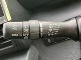 雨天時でもクリアな視界を確保できるワイパーレバー。操作も簡単で、運転の安全性を高めます。雨の日でも快適なドライブを楽しめます。