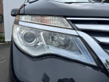 【LEDヘッドライト】悪天候や夜間走行時も良好な視界を確保し安心して運転できる高輝度LEDヘッドライトを装備!点灯速度が早く、消費電力も抑えられています。