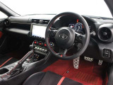 インテリアは、水平に構成されたインパネとスイッチなどの操作系を最適配置し、運転に集中できる空間を実現しています。