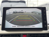 後方確認をサポートするモニター画面。駐車時の安全性を高め、運転初心者の方にも安心です。細部まで確認できるので、より安全に運転できます。