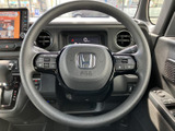 握りやすいステアリングは、運転操作をスムーズに。操作性にも優れており、快適なドライビングをサポートします。