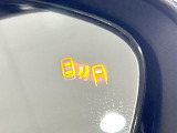 【ブラインドスポットモニター】走行中、ドアミラーの死角になりやすい箇所に後続車が接近するとサイドミラーのレンズに警告を表示!ドライバーに注意喚起をしてくれます。