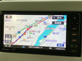 見やすい地図表示で、目的地までスムーズに案内してくれます。渋滞情報もリアルタイムで確認可能。初めての道でも安心して運転できます。