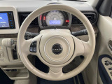 インテリアに合わせたデザインのステアリングは、運転される方のことも考え、運転しやすい形状、大きさです。是非一度、実際に触ってお確かめください。