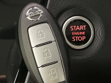 【インテリジェントキー】カバンやポケットに入れたままでもドアの施錠・解錠が可能なスマートキーを装備。エンジンのオン・オフ時もカギを取り出す必要が無いからとっても便利です♪