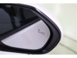 ブラインドスポットモニター(BSM)を装備しています。隣を走る車両が死角に入るとミラー内LEDインジケーターが点灯。さらに、ウィンカーを出すとインジケーターが光って点滅して注意を促してくれます。