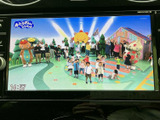 停車中にテレビや映像を楽しめる機能が搭載。休憩時間や待ち時間などに、リラックスした時間を過ごせます。長距離ドライブのお供に最適です。