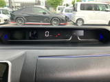 視認性の高いメーターパネルは、運転に必要な情報を的確に伝えます。直感的に操作でき、安全で快適なドライブをサポートします。