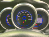 視認性の高いメーターで、運転状況をしっかり把握できます。必要な情報を一目で確認できるので安心です。運転に集中できますね。