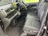 運転しやすい配置の操作系で、快適なドライブをサポート。視認性の高いメーター類が、運転状況を的確に把握できます。安全運転を支援します。