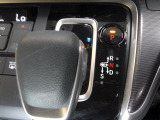 インパネシフトだから視線の移動も少なく足元もスッキリ。運転席もゆったりしているのでゆとりを持ってドライブできますね。