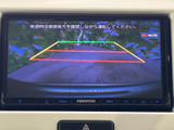 駐車時の安全性を高めるバックモニター。後方の状況を画面で確認できるので、狭い場所でもスムーズに駐車できます。安全運転をサポート。
