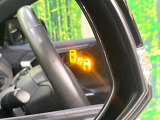 【ブラインドスポットモニター】走行中、ドアミラーの死角になりやすい箇所に後続車が接近するとサイドミラーのレンズに警告を表示!ドライバーに注意喚起をしてくれます。