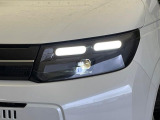 【LEDヘッドライト】悪天候や夜間走行時も良好な視界を確保し安心して運転できる高輝度LEDヘッドライトを装備!点灯速度が早く、消費電力も抑えられています。