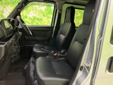 運転席周りのレイアウトは、使いやすさを追求。必要な情報を一目で確認でき、安全運転をサポートします。座り心地の良いシートも魅力です。