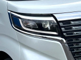 【LEDヘッドライト】悪天候や夜間走行時も良好な視界を確保し安心して運転できる高輝度LEDヘッドライトを装備!点灯速度が早く、消費電力も抑えられています。
