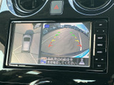 バック時の安全性を高めるバックモニター。狭い場所での駐車や車庫入れも、より安心に行えます。周囲の状況をしっかり確認。