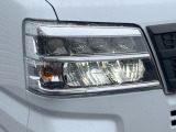【LEDヘッドライト】悪天候や夜間走行時も良好な視界を確保し安心して運転できる高輝度LEDヘッドライトを装備!点灯速度が早く、消費電力も抑えられています。