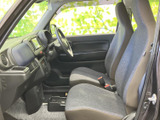 運転席周りのデザインは、シンプルで使いやすくまとめられています。必要な情報が視認しやすく、安全運転をサポートします。