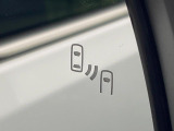 【ブラインドスポットモニター】走行中、ドアミラーの死角になりやすい箇所に後続車が接近するとサイドミラーのレンズに警告を表示!ドライバーに注意喚起をしてくれます。