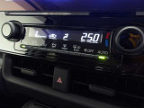 オートエアコンです。車内を設定温度に保ち、快適空間をキープします。