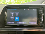 ラジオやCDはもちろん、Bluetooth接続でスマホの音楽も楽しめます。多彩な音源に対応し、車内を快適な空間に変えてくれます。