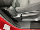 シートハイトアジャスターが付いているので運転姿勢を調整するのに便利ですね。身長に合ったシートポジションは安全運転や疲労軽減にもつながります。