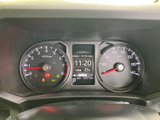 視認性の高いメーターで、運転に必要な情報を的確に把握できます。デジタル表示により、洗練された印象を与えます。