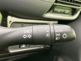 操作しやすい位置に配置されたウインカーレバーは、安全運転をサポートします。直感的に操作できる設計です。
