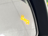 【ブラインドスポットモニター】走行中、ドアミラーの死角になりやすい箇所に後続車が接近するとサイドミラーのレンズに警告を表示!ドライバーに注意喚起をしてくれます。