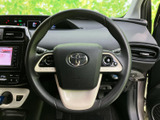 握りやすい形状で、快適な運転操作をサポート。操作性にも優れ、運転の楽しさを高めます。