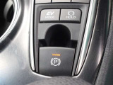 「HOLD」スイッチを押し、システムONの状態にしておくことで、渋滞や信号待ちなどでブレーキを踏んで停車した時にブレーキを保持。アクセルを踏むと解除されます。