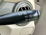 操作しやすいウインカーレバーで、安全な車線変更をサポートします。ヘッドライトの操作もスムーズに行えます。視認性も高く、直感的に操作できます。