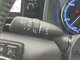 雨天時でもクリアな視界を確保。操作しやすいワイパーレバーで、安全な運転をサポートします。様々な設定に対応可能です。