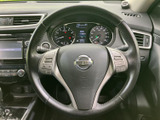 握りやすいステアリングは、運転操作をスムーズにします。快適なドライビングポジションを実現し、長距離運転でも疲れを軽減します。