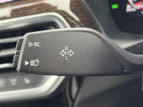 操作しやすいウインカーレバーは、スムーズな車線変更をサポート。安全運転に貢献する、こだわりの設計です。日常の運転がより快適になります。
