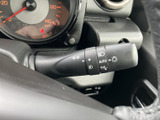 操作しやすい位置に配置されたウインカーレバー。スムーズな操作感で、安全な車線変更をサポートします。直感的に使える設計が魅力です。