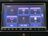 CD/DVD、ラジオ、USBなど、多彩なメディアに対応。お好みの音楽や番組を車内で楽しめます。長距離ドライブも飽きさせません。