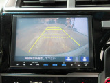 バックカメラの画像です。ガイドラインがスムースな車庫入れをサポートいたします。車庫入れの安心感がアップしますね。
