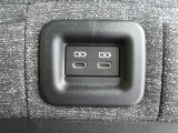 後部座席からも充電が可能です!