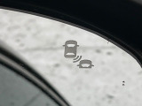 【ブラインドスポットインフォメーション】走行中、ドアミラーの死角になりやすい箇所に後続車が接近するとサイドミラー付近に警告を表示、ドライバーに注意喚起をしてくれます。