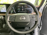 握りやすいステアリングは、運転の楽しさを高めます。操作性にも優れており、スムーズなドライビングをサポートします。