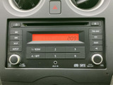 CDやラジオに加え、AUX接続で音楽を楽しめます。使い慣れたインターフェースで、快適なドライブをサポートします。シンプルな操作性も魅力です。