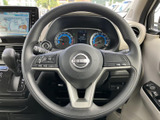 握りやすい形状のステアリングは、長時間の運転でも疲れにくい設計。操作性に優れ、快適なドライビングをサポートします。